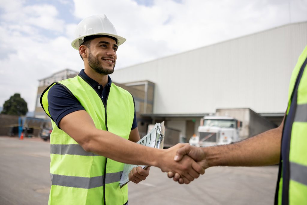 Zwei Arbeiter reichen sich die Hand