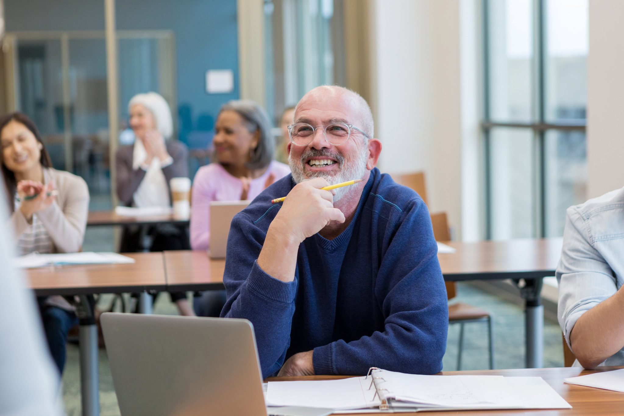 Teilnehmende im Workshop diskutieren engagiert im intensiven Training